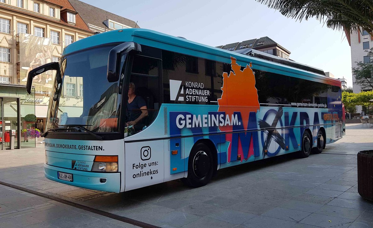 Infobus der Konrad-Adenauer-Stiftung steht auf den Universit�tsplatz in Fulda, 08-2020