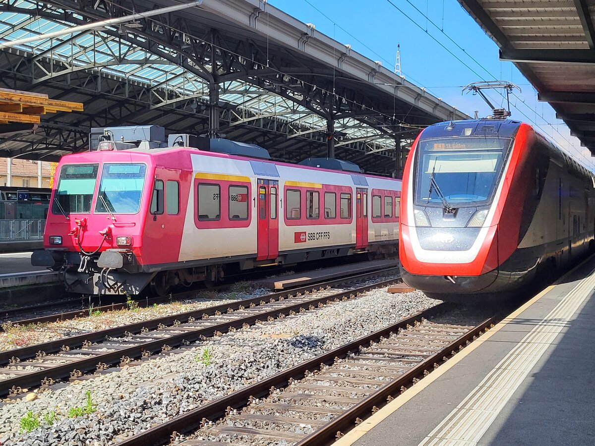 Infolge Bauarbeiten verkehren zwei zusammengekuppelte Domino RBDe 560 sozusagen als S 40  Shuttle  zwischen Lausanne und Palézieux. Zu meiner Freude war der RBDe 560 Seite Palézieux der ex. Travys RBDe 560 384 Domino, der hier in Lausanne von der Steuerwagenseite her zu sehen ist. 

Auf Gleis 1 fährt ein SBB RABe 502 (Twindexx) als IC 1 vn Genève Aéroport ein, dessen Lauf in Lausanne infolge Bauarbeiten gebrochen wird. 

10. Mai 2025