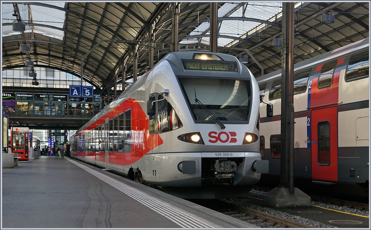 Infolge Unterwetterschäden auf dem Netz der SOB steht der SOB Flirt 526 050-5 als Voraplenexpress (VAE) Ersatzzug in Luzern.
28. Juli 2016