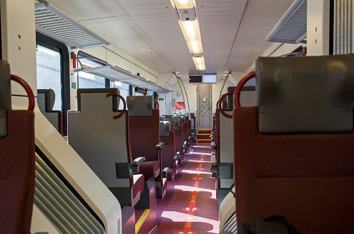 Innenraum / Interieur eines ETR 170 der Trenitalia, ein sechsteiliger Mehrsystem Stadler FLIRT (MS für I / A), hier am 27.05.2022 bei Gossensaß/Colle Isarco.