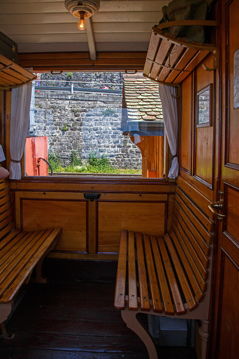 Innenraum im 3. Klasseabteil von dem Elektrischen-Triebwagen ex MOB BCFe 4/4 11 der Museumsbahn Blonay–Chamby, hier am 27.05.2023 im Bahnhof Chamby.