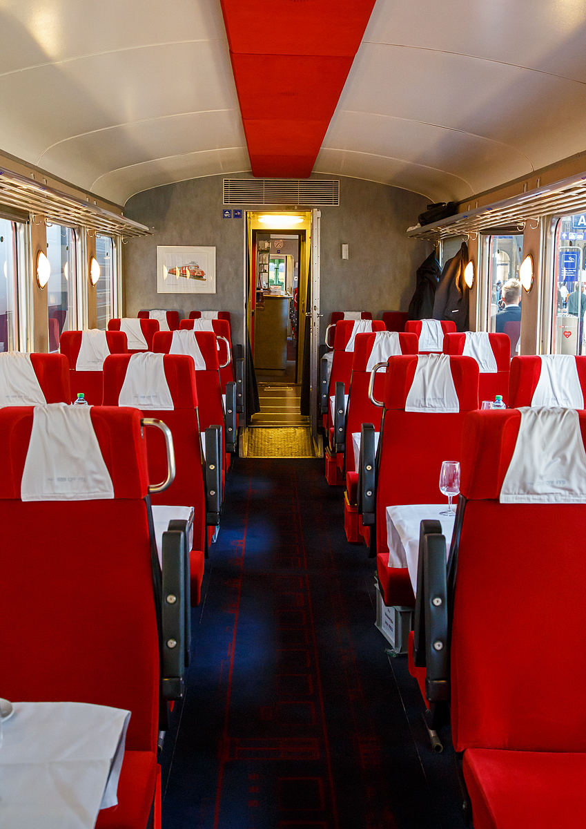 Innenraum vom dem RAe 4/8 1021  roter Pfeil Churchill  der am 06.06.2015 im Zürcher Hauptbahnhof zu einer  Kulturreise  bereitstand, es war ein echtes Highlight im HB Zürich.