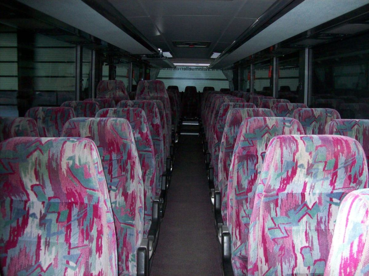 Innenraum des Setra S 315 GT von Steinmüller Reisen, Waldkraiburg (heute: Hofstetter Reisen, Bad Endorf). Vorzufinden sind dort die Setra-Schlafsitze 'Exclusiv-Class' mit Kurbelarmlehnen, davon 58 Stück (inkl. Reiseleitersitz). Herkunftsbedingt (Frankreich - andere Länder, andere Vorschriften & Möglichkeiten) gibt es keine Seitenverstellung der gangseitigen Sitze, jedoch am (einflügeligen) Mitteleinstieg eine kippbare Sitzbank. Gegenüber des Mitteleinstiegs ist das Podest ausbaubar ausgeführt (für Kinderwagenstellfläche).