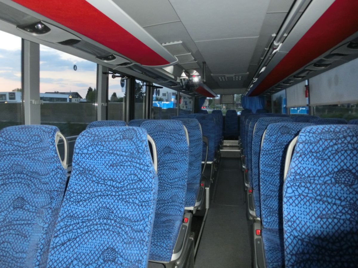 Innenraum eines Setra S 415 UL-SF (Baujahr 2011) von Perseus-Reisen aus Neumarkt-St. Veit. Vorzufinden sind hier 49 Schlafsitze vom Modell 'Route' mit Kurbelarmlehnen (kippbare Sitzbank am Mitteleinstieg), erh�hte Podeste unter den Sitzen, Reisebus-Innenbeleuchtung, Service-Sets mit D�sen und Leselampen, Rollos sowie ein herausnehmbares Podest gegen�ber des Mitteleinstieges.
