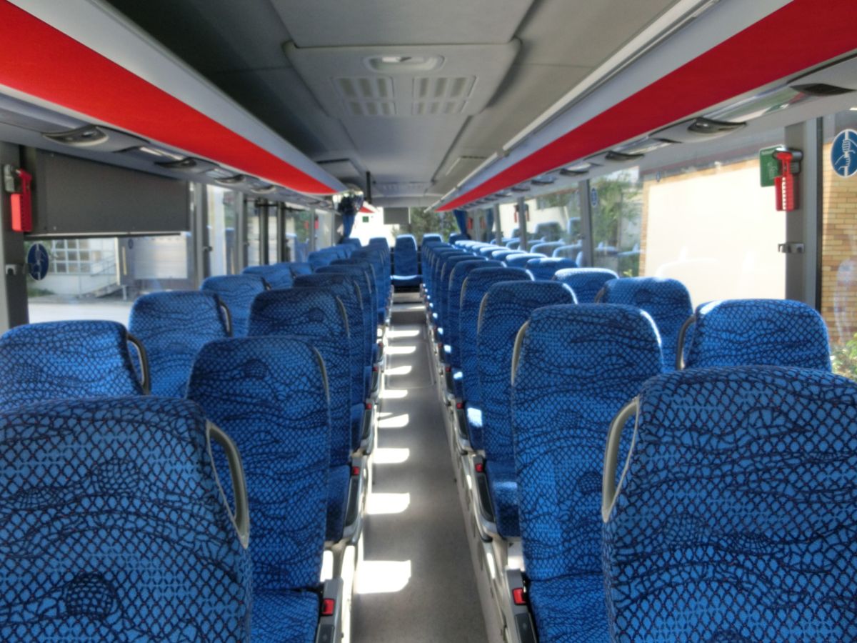 Innenraum eines Setra S 415 UL-SF (Baujahr 2011) von Perseus-Reisen aus Neumarkt-St. Veit. Vorzufinden sind hier 49 Schlafsitze vom Modell 'Route' mit Kurbelarmlehnen (kippbare Sitzbank am Mitteleinstieg), erh�hte Podeste unter den Sitzen, Reisebus-Innenbeleuchtung, Service-Sets mit D�sen und Leselampen, Rollos sowie ein herausnehmbares Podest gegen�ber des Mitteleinstieges.
