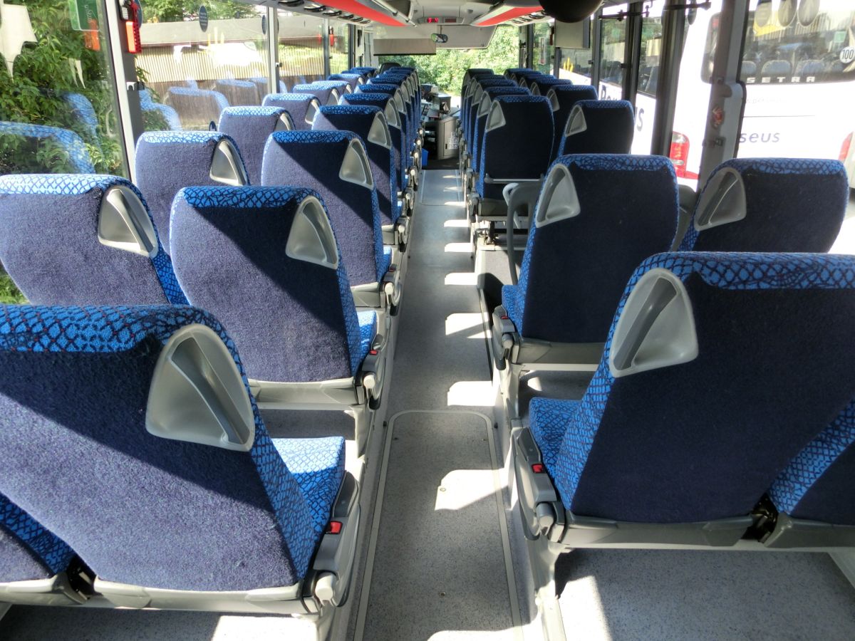 Innenraum eines Setra S 415 UL-SF (Baujahr 2011) von Perseus-Reisen aus Neumarkt-St. Veit. Vorzufinden sind hier 49 Schlafsitze vom Modell 'Route' mit Kurbelarmlehnen (kippbare Sitzbank am Mitteleinstieg), erh�hte Podeste unter den Sitzen, Reisebus-Innenbeleuchtung, Service-Sets mit D�sen und Leselampen, Rollos sowie ein herausnehmbares Podest gegen�ber des Mitteleinstieges.