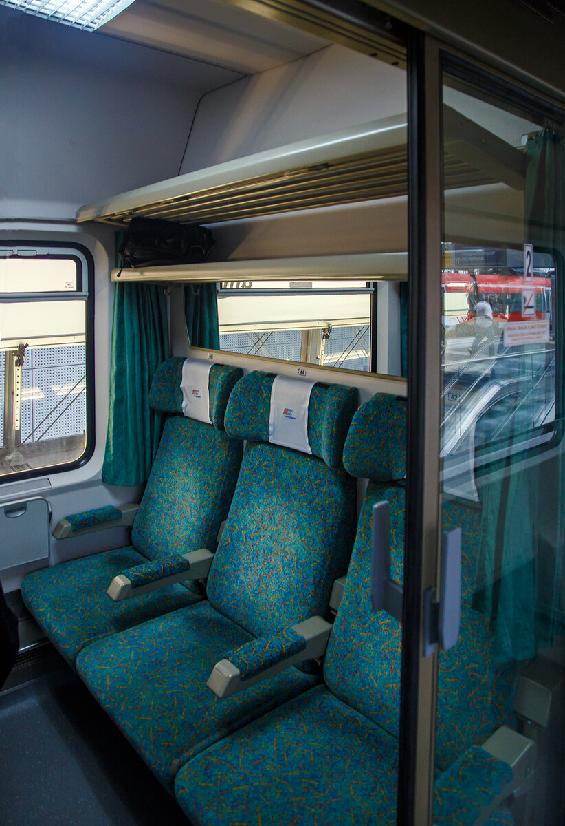 Innenraum/6er Abteil des 2. Klasse klimatisierte Abteilwagen (Reisezugwagen) PL-PLKIC 61 51 21-90 032-3 der Gattung B11mnouz (Typ Z1B / Bdmnu) der PKP Intercity, eingereiht als Wagen 268 in den „Berlin-Warszawa-Express“ EC 45 (DB) / EIC 71004 (PKPIC), am 24. Juni 2017 im Hbf Berlin.