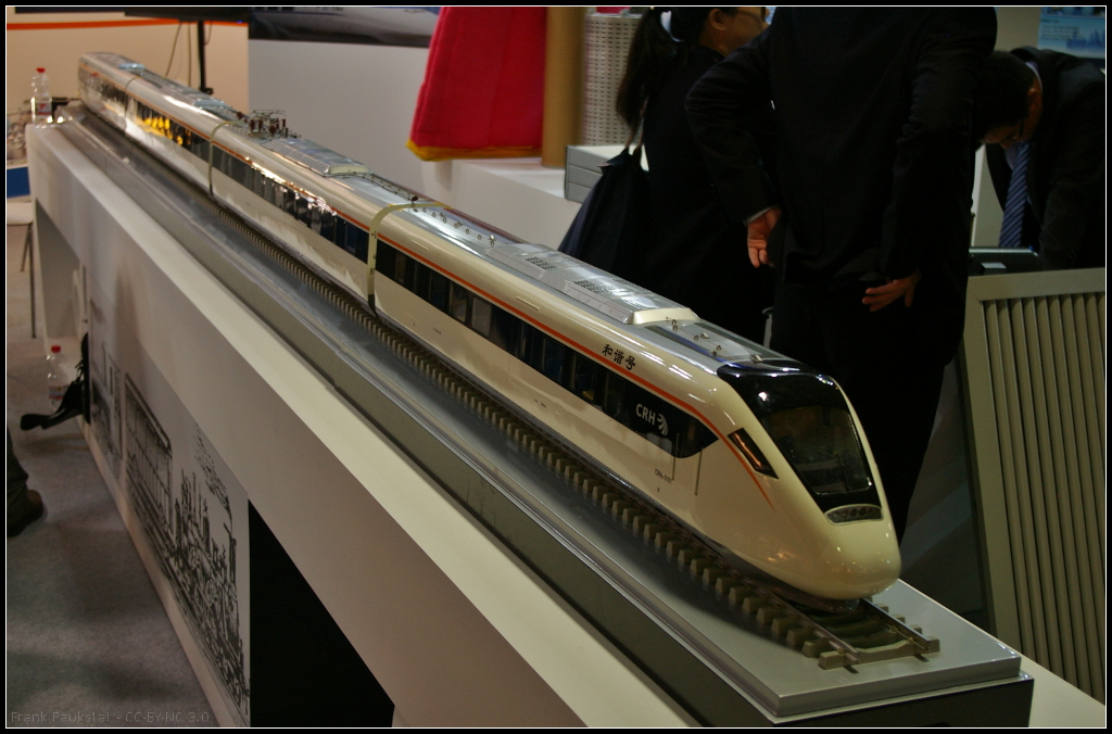 InnoTrans 2016 in Berlin: Am Messestand der Guangdong Rail Transit Industrial Park Of China war der Hochgeschwindigkeitstriebzug CRH6 als Modell ausgestellt. Er erreicht eine Höchstgeschwindigkeit von 220 km/h, hat eine Sitzplatzplatzkapazität für 586 Fahrgäste, Traktionsart 4M4T und eine Leistung von 5 MW bei 25 kV. Die Auslieferung begann 2013.