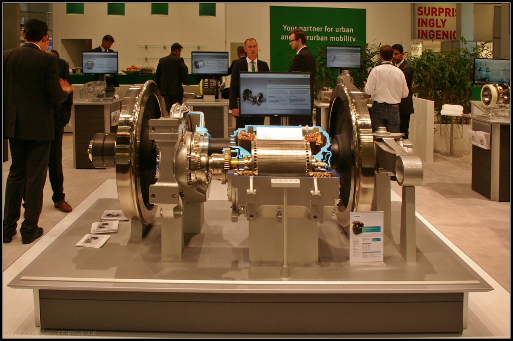 InnoTrans 2016 in Berlin: Am Stand der Schaeffler Technologies war ein Radsatz mit Achse für Hochgeschwindigkeitszüge ausgestellt. Im Schnitt war ein 3-Phasen-Asynchronmotor mit einstufigen Stirnradgetriebe als Halbhängende Antriebseinheit von Siemens zu sehen. Solche Antriebsachsen finden sich beim CRH3 und Velaro wieder.