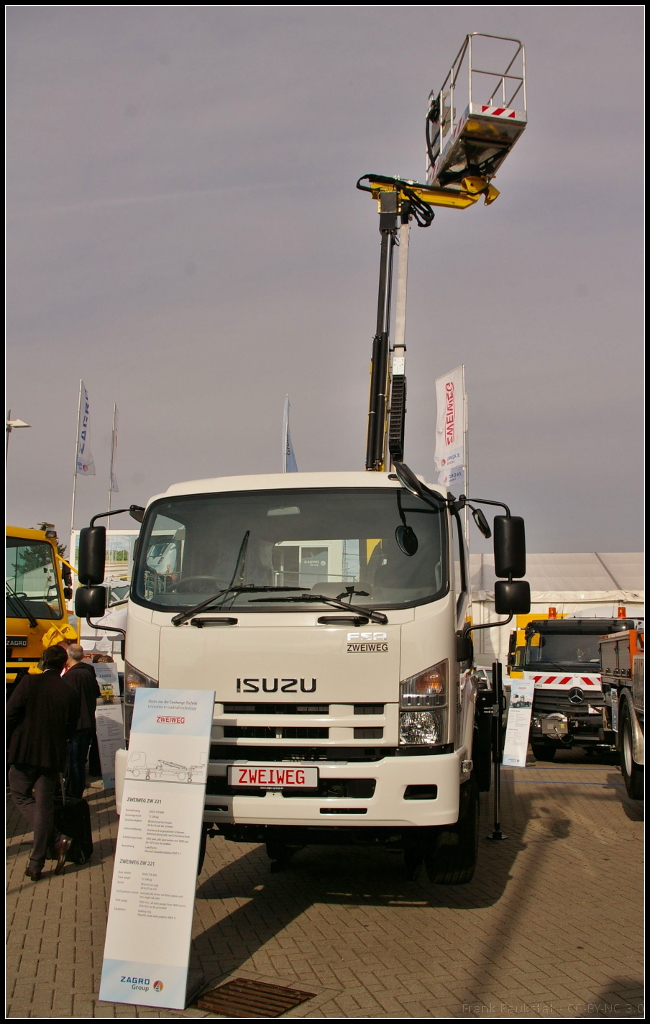 InnoTrans 2016 in Berlin: Auf Basis des ISUZU FSR 800 baut Zweiweg ein Zweiwegefahrzeug mit Pritsche und Hubarbeitsbühne (ZW 221). Das Gesamtgewicht liegt bei 13 500 kg, Vmax Schiene 60 km/h, mechanisch angetriebene Schienenfahreinrichtung mit zwei Schienenachsen für Spurweiten von 1000 mm bis 1676 mm darstellbar. Die Hubarbeitsbühne kommt vom Hersteller Manotti, Typ RWP 11.