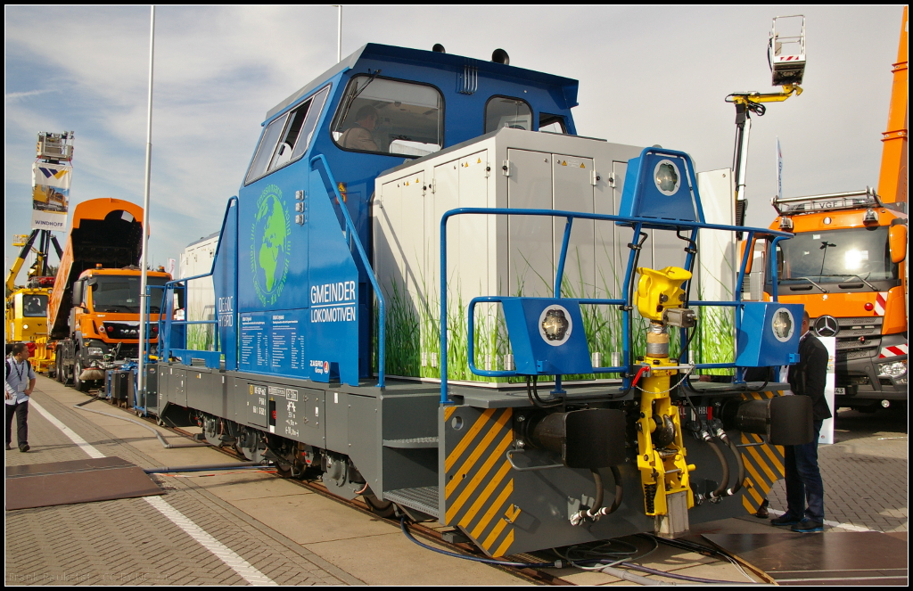 InnoTrans 2016 in Berlin: Bei der Gmeinder DE60 C Hybrid handelt es sich um einen Prototypen. Bei der Lok handelt es sich um eine ehemalige dieselelektrische BASF-Werklok mit BOA-Zulassung. Die Lok hat jetzt einen Cat C13 Dieselmotor (354 kW) und Lithium-Ionen-Batteriesatz (350 kW). Die Batterie mit Elektronik stammt von Selectron System und die Leistungselektronik von Struktron. Einige Daten: LüP 10 280 mm, Gesamtgewicht 67 t, Achsfolge Co, Anfahrzugkraft 200 kN, Höchstgeschwindigkeit 60 km/h, Tank 1.900 Liter, Sand 500 kg.