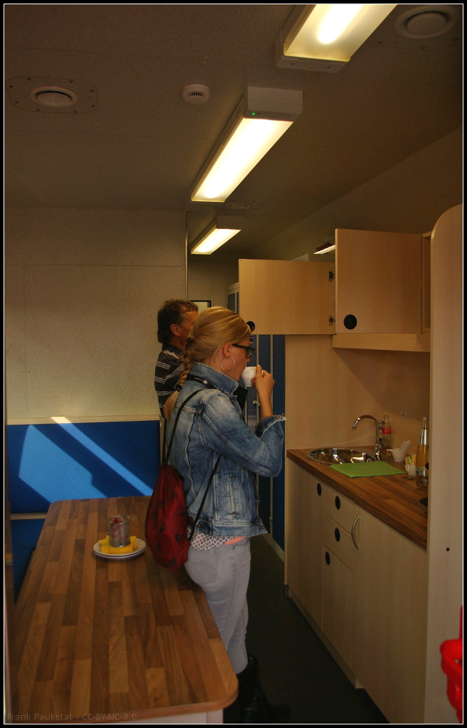 InnoTrans 2016 in Berlin: Die K�ckenzeile des Mannschaftsabteils des Hilfszug-Container f�r DB Netz Notfalltechnik von Gf�llner Fahrzeugbau und Containertechnik GmbH. Sie ist mit Mikrowellenherd, K�hlschrank und einer Sp�le mit Kaltwasser ausgestattet.