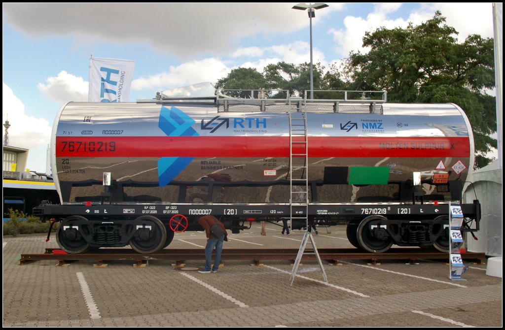 InnoTrans 2016 in Berlin: Ein Behlterwagenwagen mit einem Fassungsvermgen von 42 m3 fr den Transport von 'Molten Sulphur X' stellte die Moskauer Firma MC RailTransHolding LLC auf der Messe vor. Der Wagen vom Typ 15-9544 hat eine Lnge ber Kupplung von 12 020 mm, ein Maximalgewicht von 71,5 t, eine erwartete Lebensdauer von 32 Jahren. Die Befllung erfolgt von oben. Ausgestellt war der Wagen mit der Nummer 76710219.