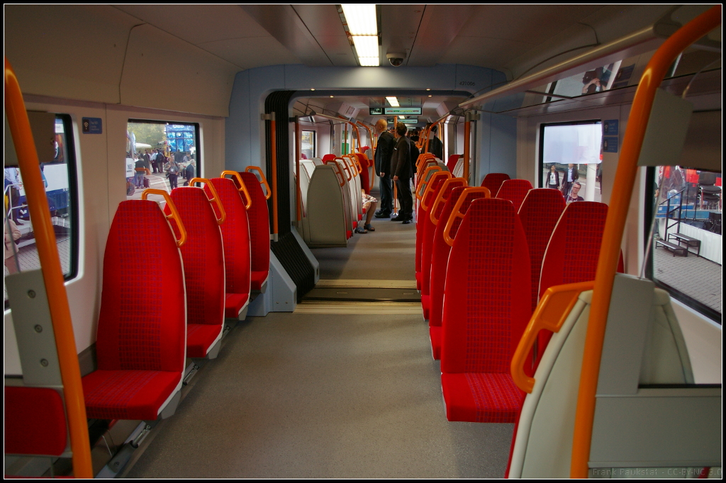 InnoTrans 2016 in Berlin: Innenraum des Siemens Desiro City f�r die South West Trains (SWT). Bei der 3er Bestuhlung bleibt so sehr viel Platz im Mittelgang �brig, der z.B. f�r Stehpl�tze genutzt werden kann.