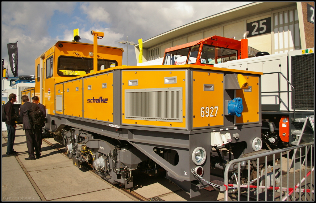 InnoTrans 2016 in Berlin: Speziell f�r den Einsatz bei U- und Stadtbahnen wurde diese 36t schwere Servicelok entwickelt. Diese Lok ist in Wien und Berlin im Einsatz. Einige technische Daten: Antrieb elektrisch (Powerpack, 3. Schiene), Achsanordnung Bo'Bo', Leistung 520 kW, L�nge 15 120 mm, Breite 2 358 mm, Geschwindigkeit 50 km/h, Anfahrtzugkraft 115 kN, Elektro-dynamische Bremse.