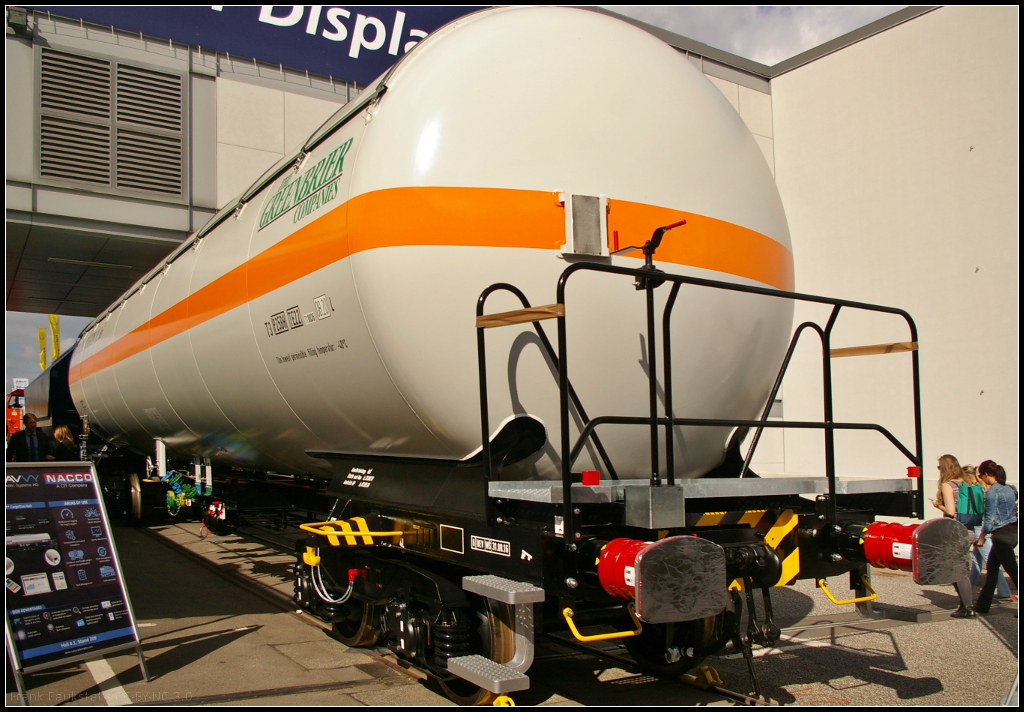 InnoTrans 2016 in Berlin: Von der Firma Wagony Swidnica S.A. kommt dieser Kesselwagen mit 113 m3 Fassungsverm�gen f�r den Transport von Nitrogen. Die Firma geh�rt zum Verbund GBRX - The Greenbrier Companies. Der Wagen tr�gt zum Zeitpunkt der Aufnahme noch keine NVR-Nummer bzw ist komplett auf Null.