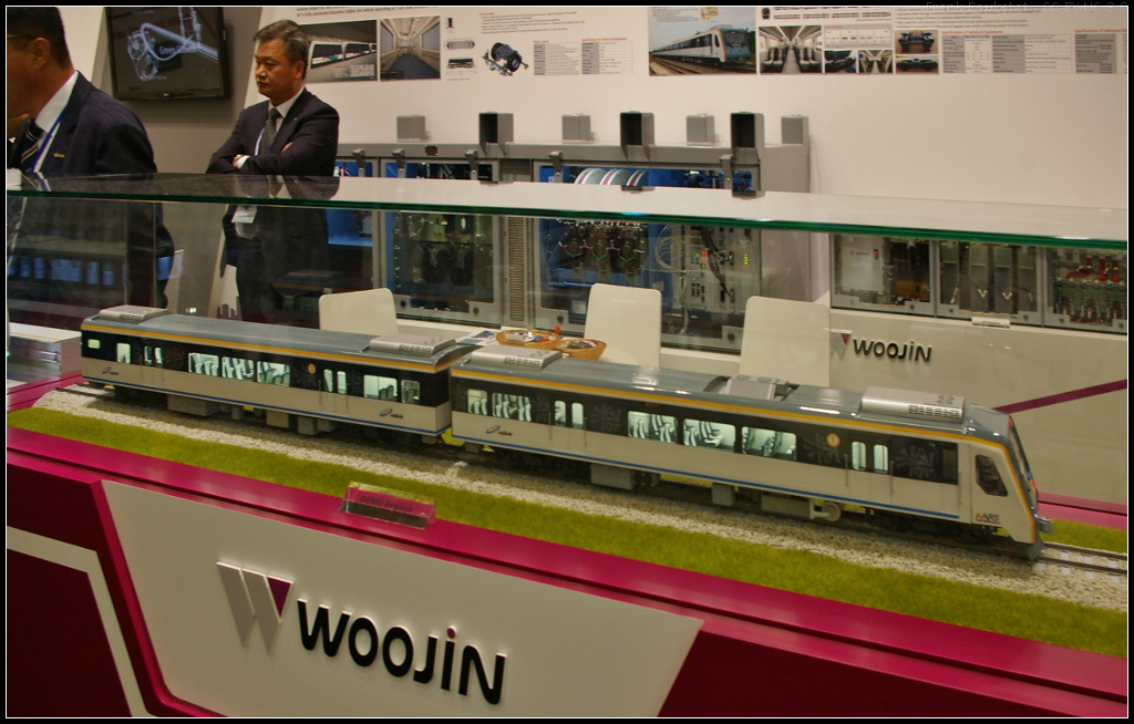 InnoTrans 2016 in Berlin: WOOJIN Industrial Systems Co., Ltd. aus Südkorea, bekannt als Hersteller von elektrischen Komponenten für Eisenbahnfahrzeugen, zeigte am seinem Stand das Modell eines Electric/Diesel Multiple Unit Shuttle Train (DEMU). 