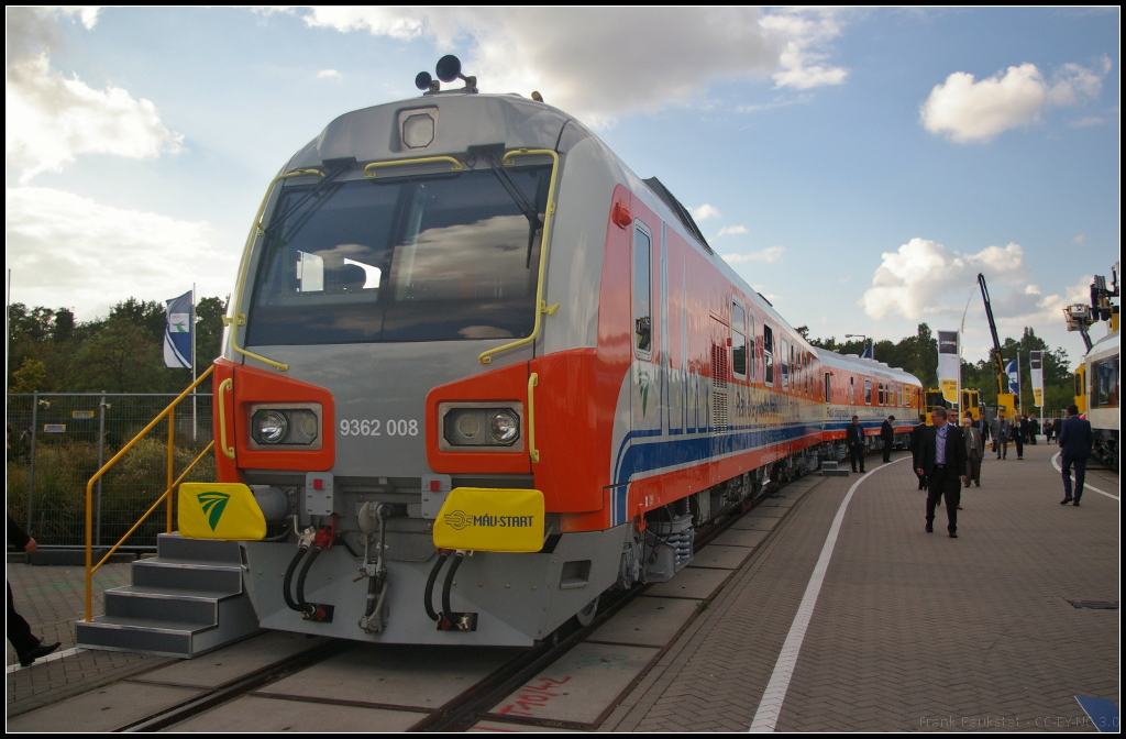 InnoTrans 2016 in Berlin: Zweiteiliger Messtriebzug FMK 008 in Diensten der MAV-START. Gebaut wurde der Messzug im Aw Szolnok und umfangreich ausgestattet. Neben den Messsystemen fr das Aufspren von unsichtbaren Rissen und Spalten in Schienen, einem Schienenverschlei-System, einem Messdrehgestell das bei Bedarf abgelassen werden kann und weitere mehr. Dazu kommen fr die Besatzung des Zugs Abteile mit Schlaf- und Waschmglichkeiten, eine kleine Kche und Klima im ganzen Zug. Einige Leistungsdaten: Motor 2x MTU mit jeweils 390 kW die eine Hchstgeschwindigkeit von 120 km/h erlauben, LP 26 400 mm (Motorwagen), Drehgestell GH250-2.1-M.