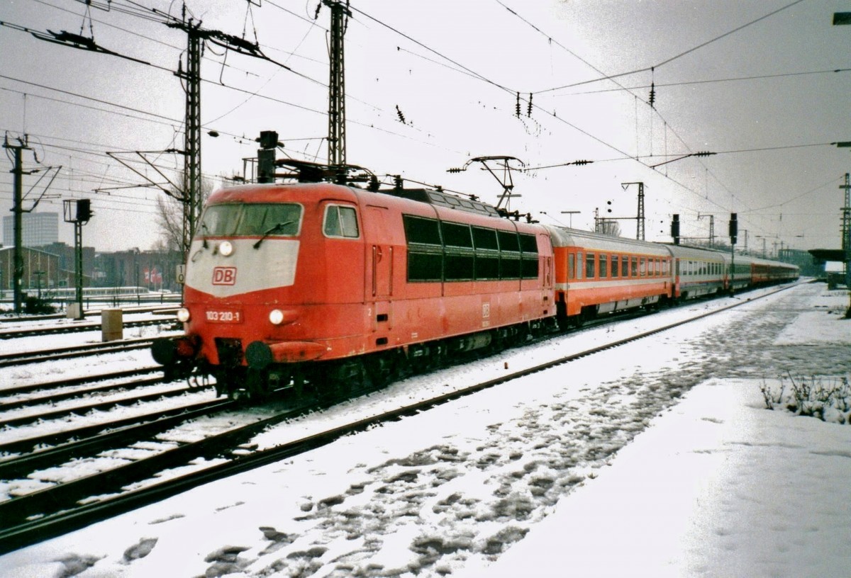 Ins verscheiten K�ln-Deutz fahrt 103 210 mit NMBS-Garnitur f�r ein D-Zug nach Oostende am 1 Februar 1999.