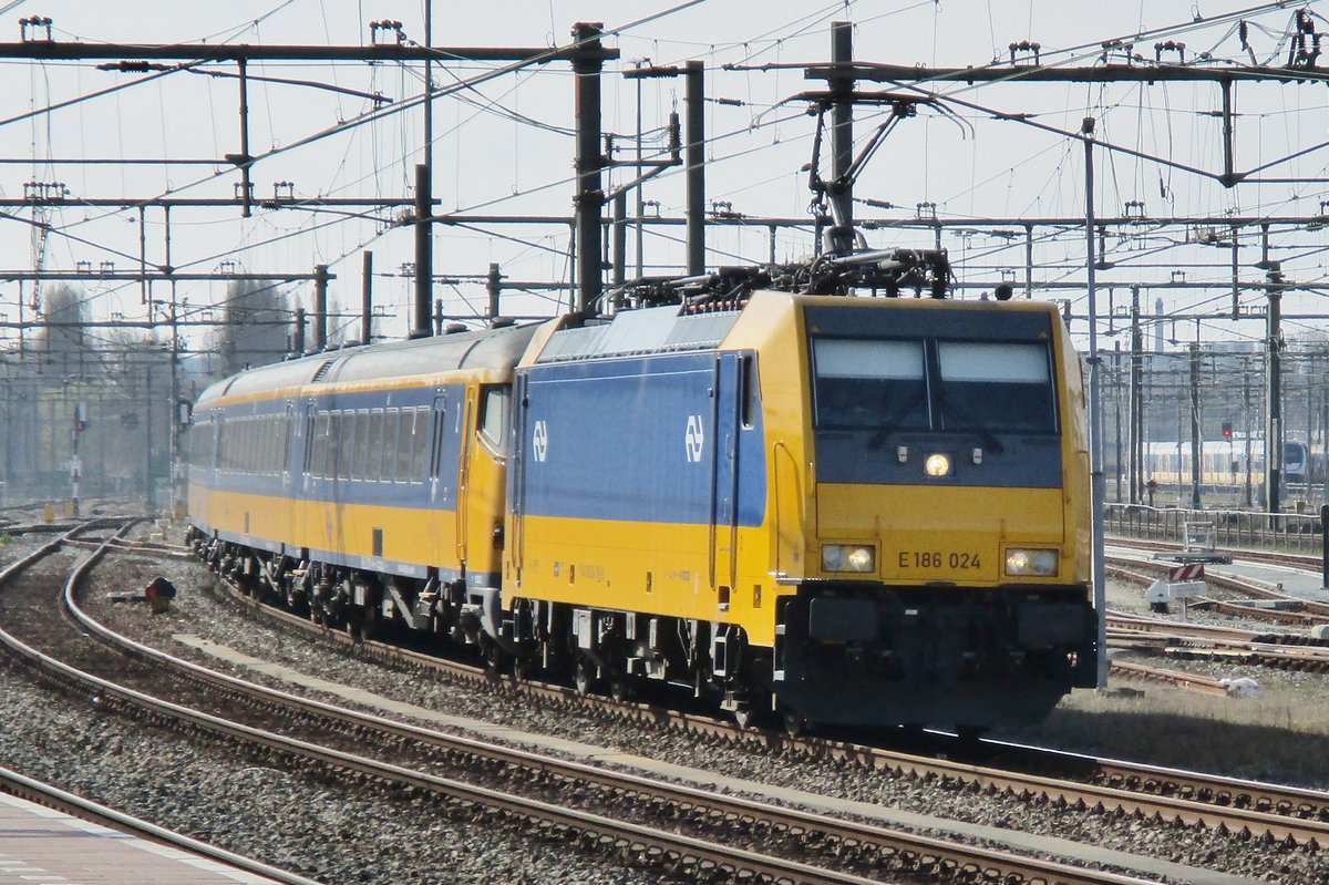 Intercity aus Amsterdam mit 186 024 treft am 26 Mrz 2017 in Rotterdam Centraal ein.