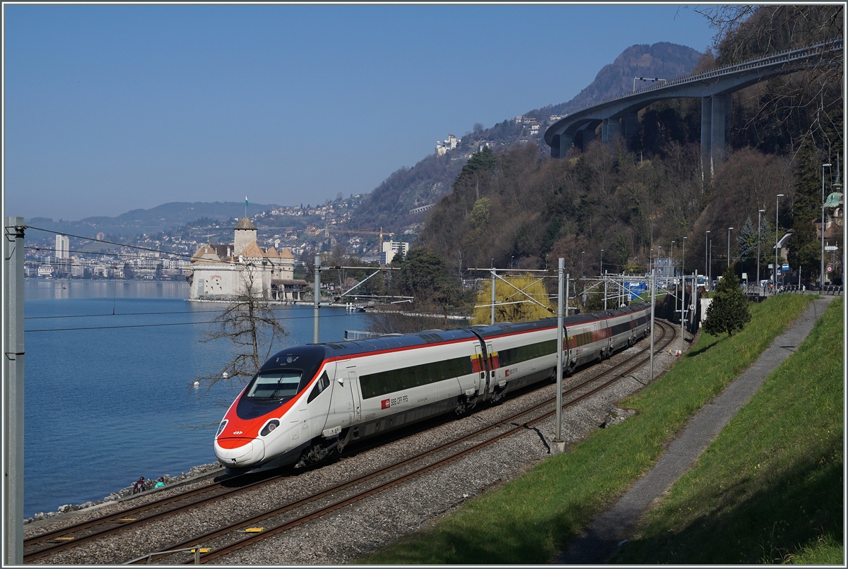 Internationaler Verkehr beim Château de Chillion: Ein SBB RABe 503 als EC 32 von Milano nach Genève fährt um 11.20 beim Châteu de Chillon vorbei. 
19. März 2016