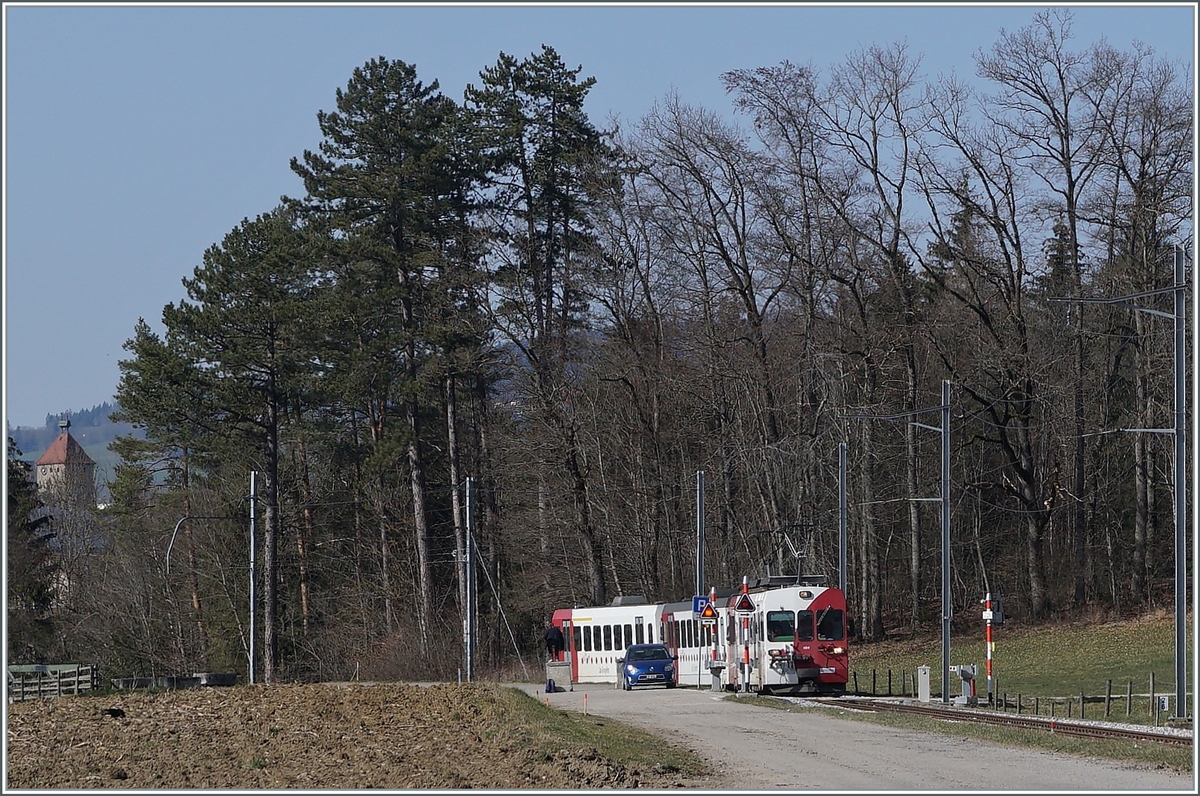 Inzwischen umgespurt - ein TPF Meterspur Be 4/4 ist bei La Tour de Trême auf dem Weg von Bulle nach Broc-Fabrique. 

2. März 2021 