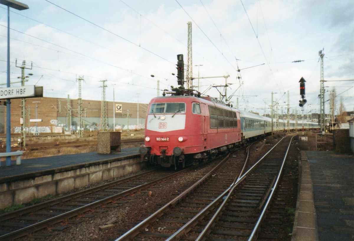 IR-Klazssiker in D�sseldorf Hbf: 103 144 am 12 Juli 2000.