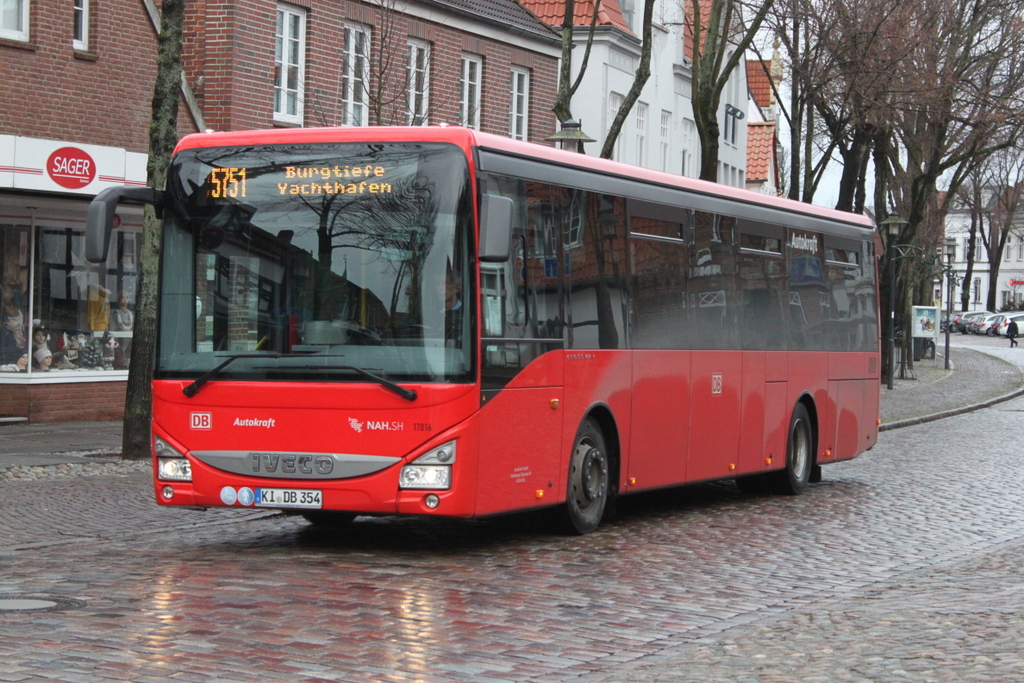 Irisbus Crossway als Linie 5751 von Burg auf Fehmarn Niendorfer Platz nach Burgtiefe Yachthafen, am 23.12.2018 in Burg auf Fehmarn 