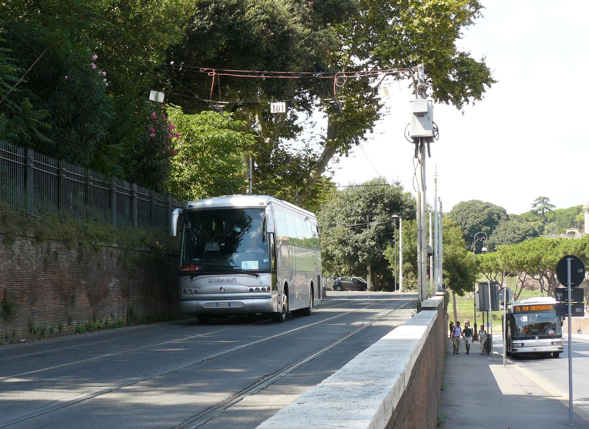 Irisbus EuroRider 397E.12.35 Reisebus der Firma Rona Bus. Viale di Parco del Celio, Rom, Italien 30-08-2014.

Irisbus EuroRider 397E.12.35 reisbus van de firma Rona Bus. Viale di Parco del Celio, Rome, Itali 30-08-2014.