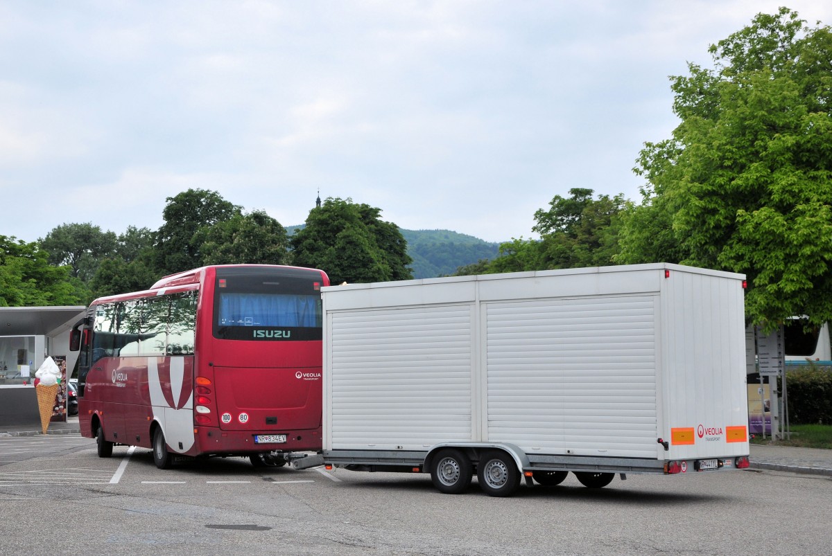 ISUZU TOURQUOISE aus der CZ mit Radh�nger am 25.5.2013 in Krems angekommen.