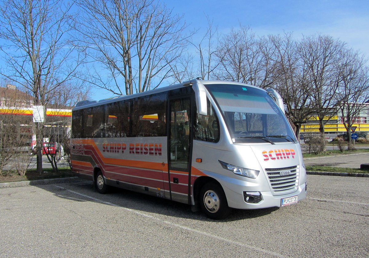 Iveco 70C17 Kleinbus von Schipp Reisen aus Niedersterreich in Krems gesehen.