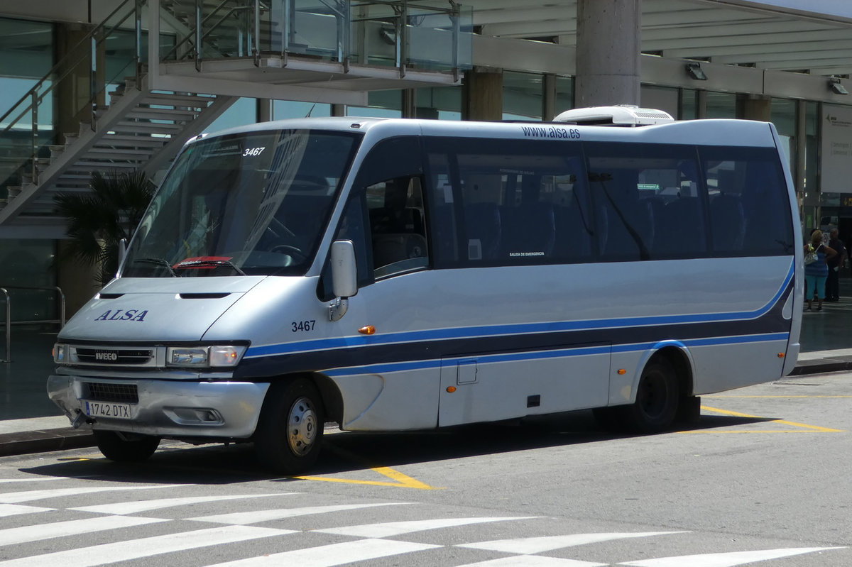 Iveco des Busunternehmens  ALSA , gesehen am Airport Palma / Mallorca im Juni 2016