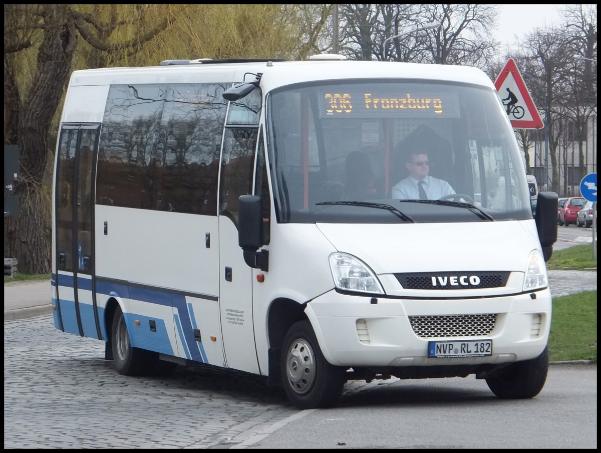 Iveco Kleinbus der Kraftverkehrsgesellschaft mbH Ribnitz-Damgarten in Stralsund.