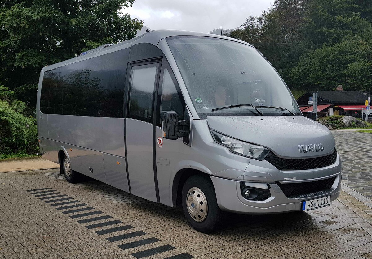 Iveco-Kleinbus steht im September 2022 auf dem Parkplatz am K�nigssee