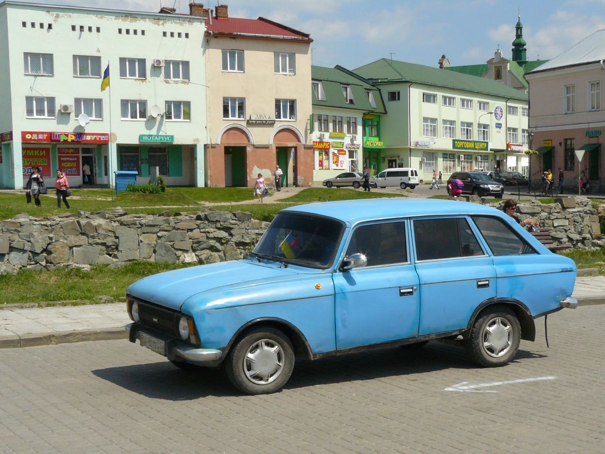 IZH 21251 PKW. Vicheva Platz, Zhovkva, Ukraine 19-05-2015.

IZH 21251 personenauto Vicheva plein, Zhovkva, Oekrane 19-05-2015.