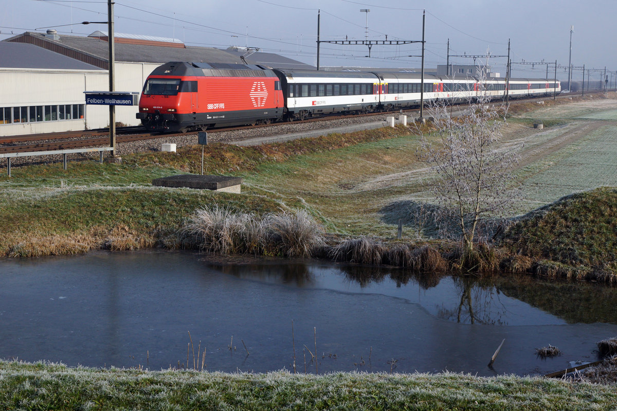 Jahresrückblick 2016
von Walter Ruetsch, Riedholz
MEIN  BESONDERES  BILD
Für das frühe Aufstehen am 9. Dezember 2016 wurde ich in Felben-Wellhausen nach langem Warten bei dichtem Nebel und grosser Kälte belohnt.  Ich konnte den Zuckerrübenzug  von St. Margrethen mit der blauen Lok fotografieren. Beim Rückmarsch zum Bahnhof wurde ich von einem freundlichen Ehepaar, zwecks Aufwärmung, in ihre warme Stube zu Kaffee und Kuchen eingeladen.  Während dem gemütlichen Zusammensein ist dann sogar noch die schöne Aufnahme eines IR Weinfelden-Zürich mit der Re 460 074-8 samt dem kleinen Weiher  von ihrem Balkon aus entstanden. Bei dieser Gelegenheit möchte ich dem gastfreundlichen Ehepaar aus Felben-Wellhausen für die freundliche Einladung noch einmal recht herzlich danken.  Für das  neue Jahr  wünsche ich ihnen alles Gute.  Diese Aufnahme wird mich stets  an diesen gemütlichen Morgen erinnern.
