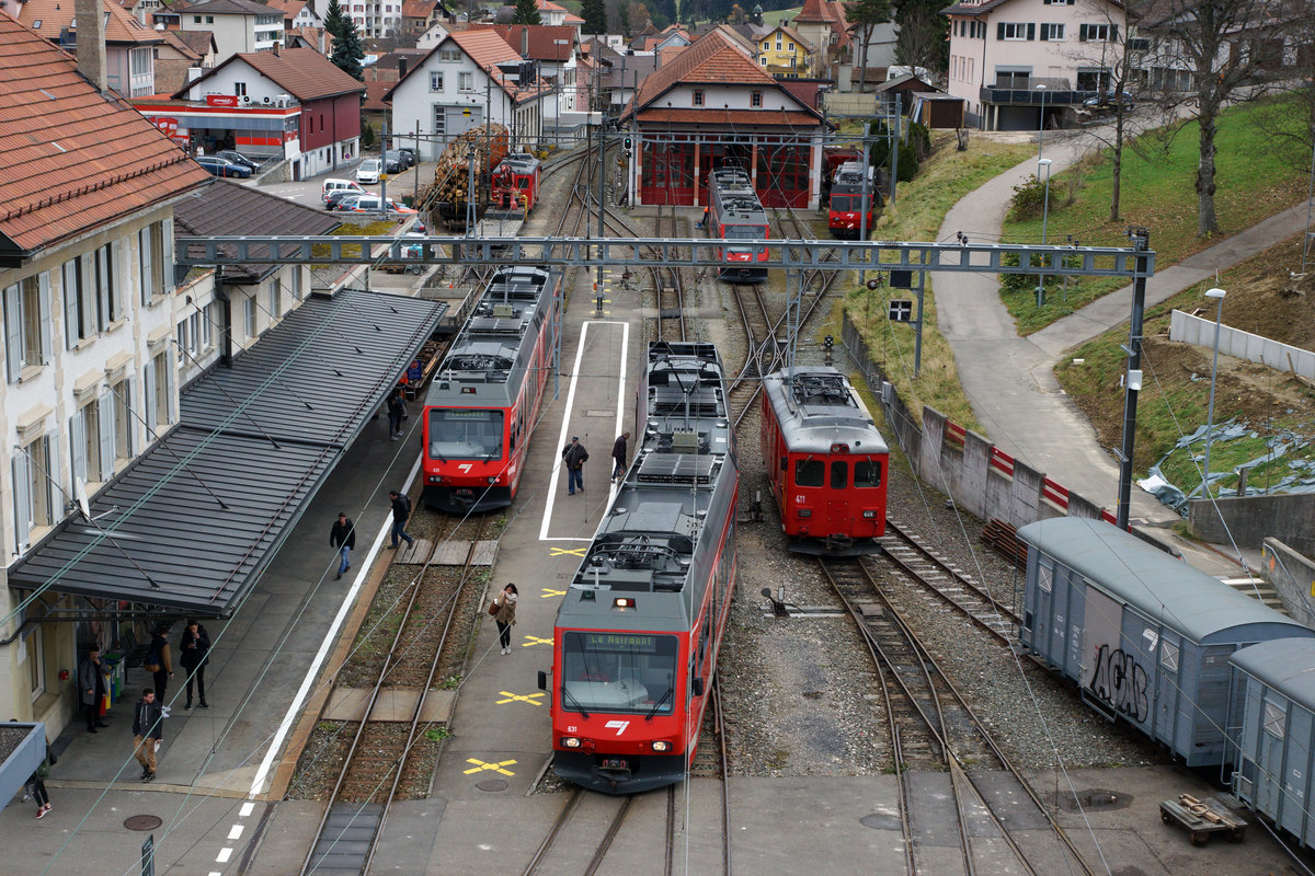 Jahresrückblick 2016
von Walter Ruetsch, Riedholz
November
CJ:  Bahnhof Tramelan
Der Bahnhof Tramelan konnte am 21. November 2016 mit etwas Fotografenglück nur während einem kurzen Moment mit voller Auslastung verewigt werden.

