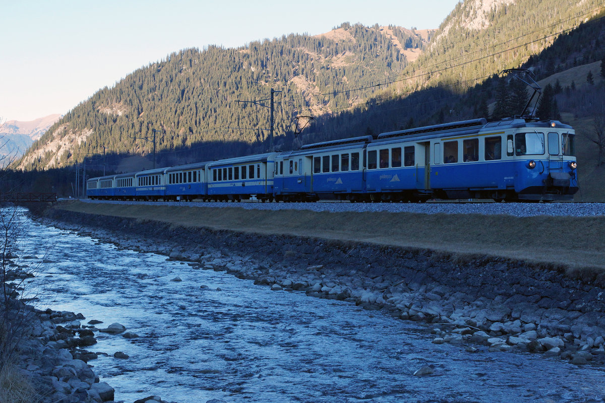 Jahresrückblick 2017
von Walter Ruetsch, Riedholz
JANUAR
MOB:  Montreux-Berner Oberland-Bahn.
Fahrt in das Jugendskilager mit dem Sonderzug bestehend aus dem
ABDe 8/8 4003 „BERN“ und sechs passenden Wagen. Der blaue Zug passierte den Streckenabschnitt bei Stöckli an der Simme am späten Nachmittag des 1. Januar 2017.
