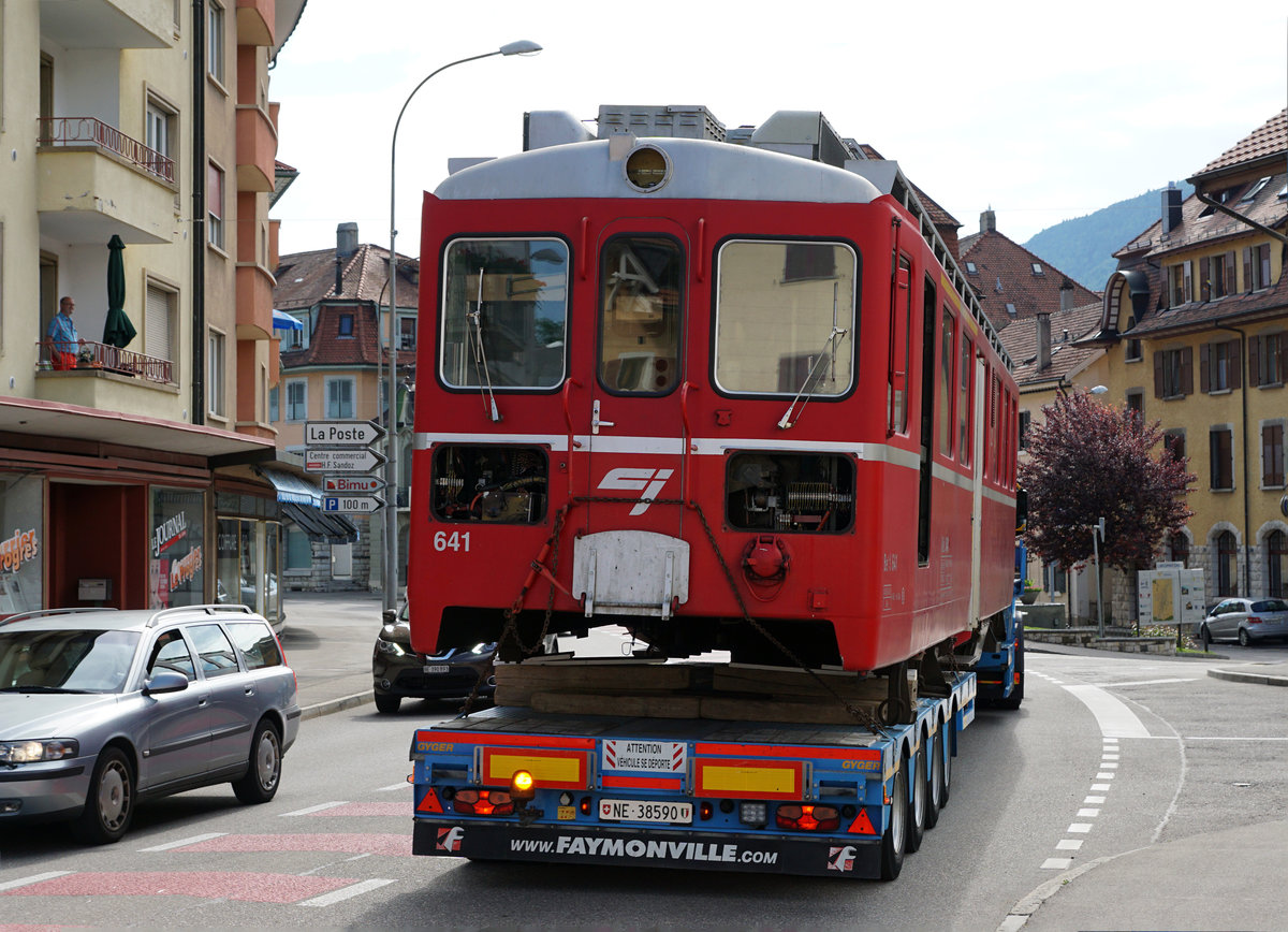 Jahresrückblick 2017
von Walter Ruetsch, Riedholz
JULI
CJ: Chemin de fer du Jura.
Auf der Strasse hat der Bef 4/4 641, ehemals RhB ABe 4/4 487, am 12. Juni 2017 die Werkstätte Tramelan für immer verlassen. Die Aufnahme des letzten ehemaligen Gleichstromtriebwagens der Chur Arosa Bahn entstand bei der Ortsdurchfahrt Tavannes. 
