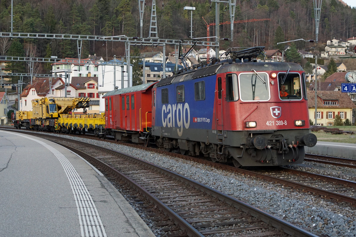 JAHRESRÜCKBLICK 2018
von Walter Ruetsch
Serie Nr. 1
Bei Lommiswil entgleiste am 22. Januar 2018 nach einem Erdrutsch ein Zug. Der dreiteilige Domino mit dem Triebwagen RBDe 560 253 musste während der Nacht geborgen werden, da der Kran ab Basel, Delémont, Moutier erst am späten Nachmittag in Oberdorf eintraf. Die Strecke blieb mehrere Tage unterbrochen, es verkehrten Ersatzbusse.
Re 421 389-8 mit Hilfswagen und Kran ab Basel bei der Einfahrt Moutier.
