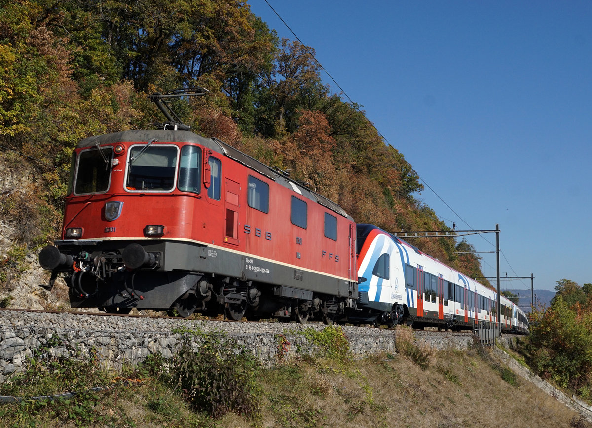 JAHRESRÜCKBLICK 2018
von Walter Ruetsch
Serie Nr. 4
SBB Re 420 301-4 mit drei F-tauglichen RABe 522 Flirt des Léman Express bei Cornaux am 22. Oktober 2018. 
