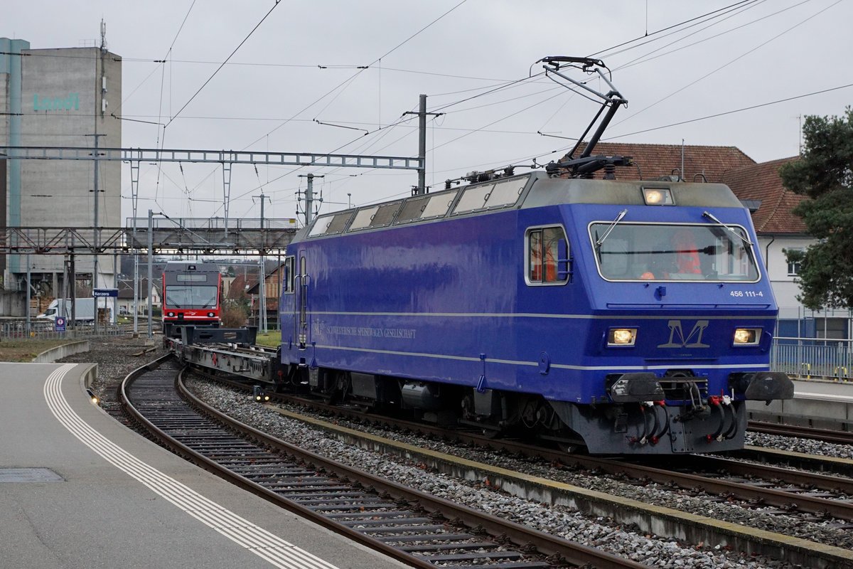 JAHRESRÜCKBLICK 2018
von Walter Ruetsch
Serie Nr. 5
Am 5. Dezember 2018 brachte die 456 111-4 den frisch revidierten Be 2/6 511 (ehemals MVR) von Bussnang nach Ins zur ASm/BTI.
Diese Aufnahme ist bei der Durchfahrt Kerzers entstanden. 
