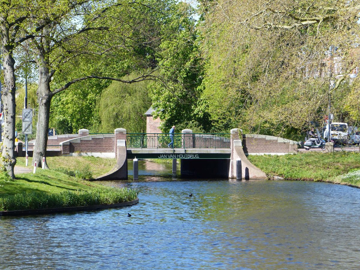 Jan van Houtbrug Zoeterwoudse singel Leiden 19-04-2020.