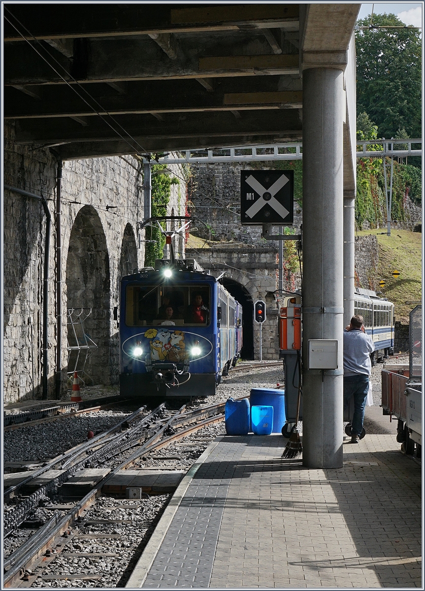 Je nachdem was man als Motiv betrachtet könnte man bemängeln  Motiv verdeckt... 
Der von Rochers de Naye eintreffende Bhe 4/8 302 und 303 sowie der abgestellte Bhe 4/8 304 werden von einem weit angereisten Fotografen festgehalen. 
16. Sept. 2017