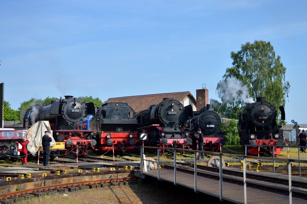 Jetzt sind alle drauf. 23 042, ELNA 184 DME, 01 1056, 38 3999 und 52 4867(HEF) am morgen des 14.05.2015 im Eisenbahnmuseum Darmstadt-Kranichstein.
