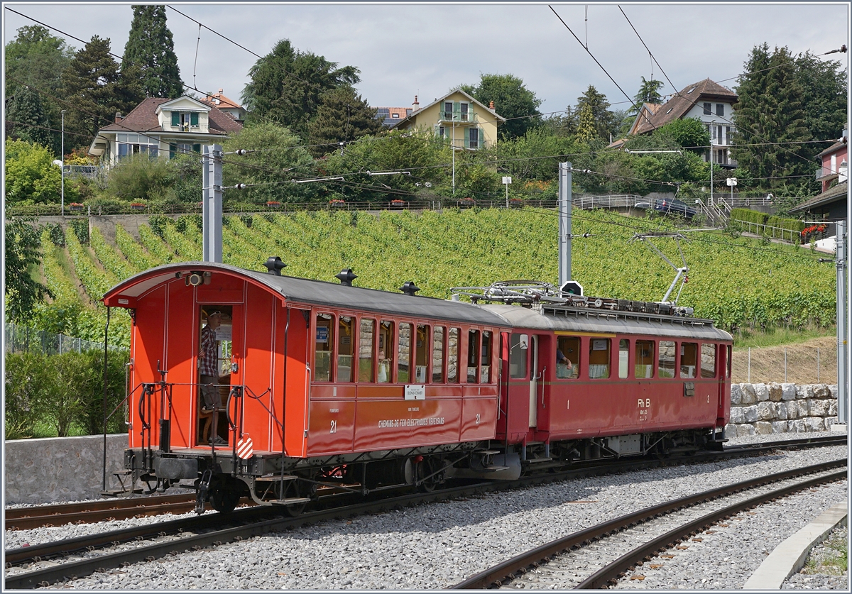Jeweils am letzten Sonntag im Monat während der Betriebssaison (ausgenommen bei Sonderveranstaltungen) verkehren zwei  Riviera Belle Epoque  Zugspaare der Blonay -Chamby Bahn von Chaulin nach Vevey und zurück. Der ABe 4/4 ist mit dem gut dazu passenden CEV 21 auf der Rückfahrt von Vevey nach Chaulin bei der Ausfahrt in St-Légier Gare. 

28. Juni 2020