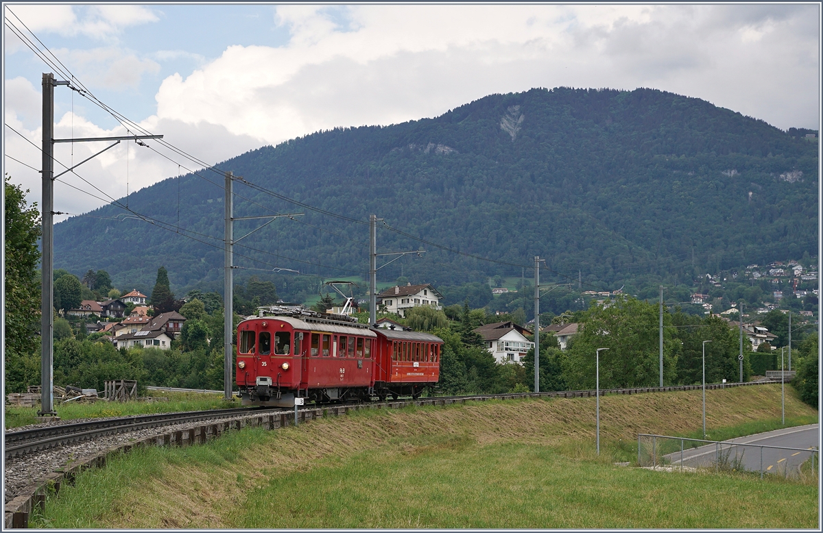 Jeweils am letzten Sonntag im Monat während der Betriebssaison (ausgenommen bei Sonderveranstaltungen) verkehren zwei  Riviera Belle Epoque  Zugspaare der Blonay -Chamby Bahn von Chaulin nach Vevey und zurück, die sogar auf den gedruckten Abfahrt Fahrplänen in Vevey zu finden sind, freilich ohne den Hinweis, dass normale Fahrkarten nicht gültig sind. Das Bild zeigt den RhB ABe 4/4 35 mit dem CEV C21 auf der Fahrt nach Vevey auf der CEV Strecke kurz vor Château d'Hauteville. Im Hintergrund der Les Pléiades. 

28. Juni 2020