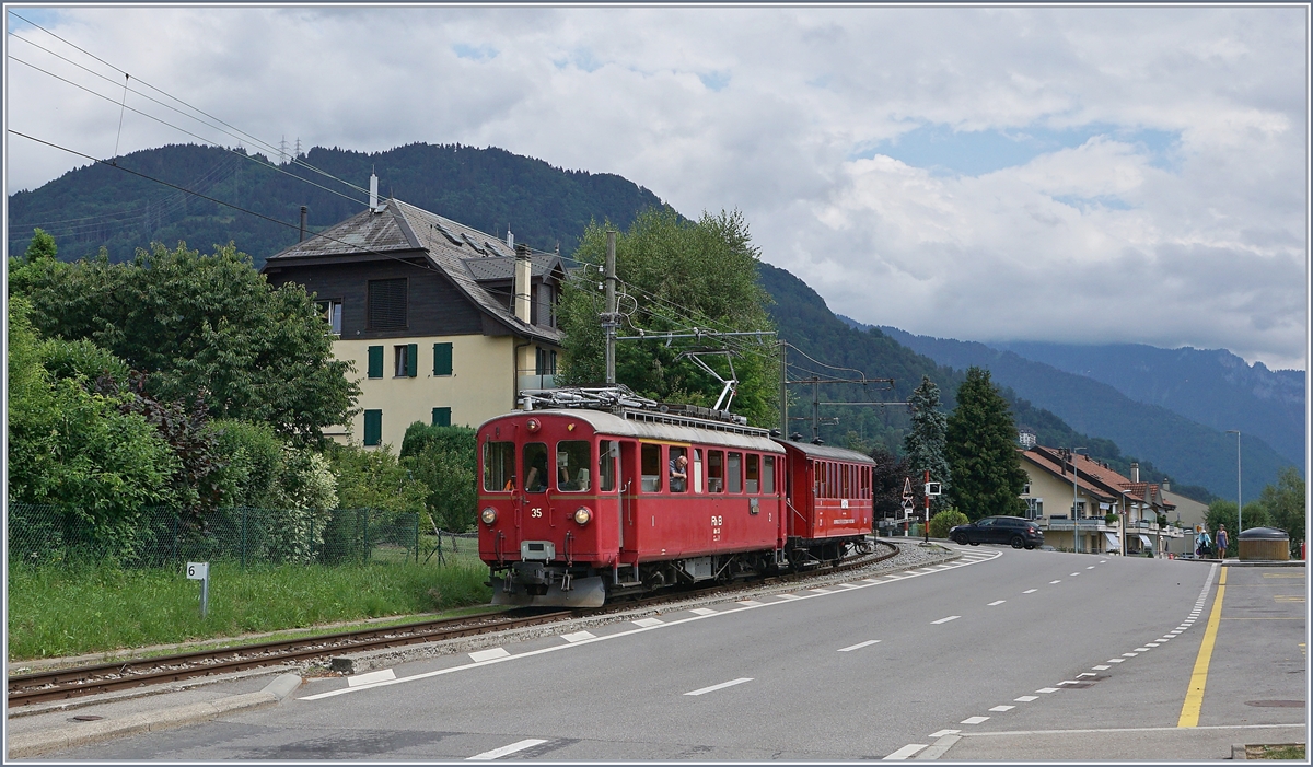 Jeweils am letzten Sonntag im Monat während der Betriebssaison (ausgenommen bei Sonderveranstaltungen) verkehren zwei  Riviera Belle Epoque  Zugspaare der Blonay -Chamby Bahn von Chaulin nach Vevey und zurück, die sogar auf den gedruckten Abfahrt Fahrpläne in Vevey zu finden sind. Das Bild zeigt den RhB ABe 4/4 35 mit dem passenden CEV B21 bei der Ankunft in Blonay. 28. Juli 2020