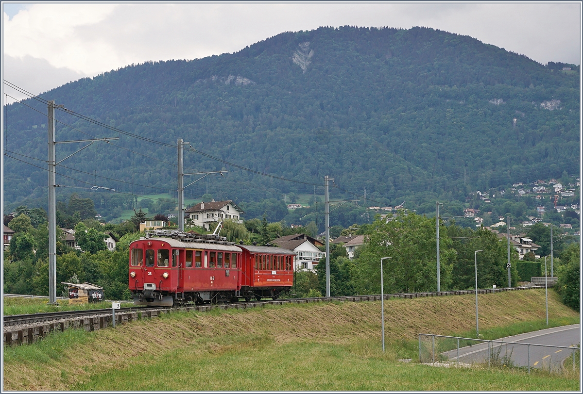 Jeweils am letzten Sonntag im Monat während der Betriebssaison (ausgenommen bei Sonderveranstaltungen) verkehren zwei  Riviera Belle Epoque  Zugspaare der Blonay -Chamby Bahn von Chaulin nach Vevey und zurück, die sogar auf den gedruckten Abfahrt Fahrplänen in Vevey zu finden sind, freilich ohne den Hinweis, dass normale Fahrkarten nicht gültig sind. Das Bild zeigt den RhB ABe 4/4 35 mit dem CEV C21 auf der Fahrt nach Vevey auf der CEV Strecke kurz vor Château d'Hauteville. Im Hintergrund der Les Pléiades.

28. Juni 2020