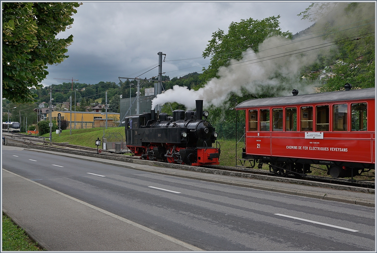 Jeweils nach der Ankunft in Blonay schiebt die Zuglok ihre Wagen Richtung Chamby, fährt dann auf ein Wartegleis, die Wagen rollen an den Bahnsteig und die Lok setzt sich vor den Zug. 

14. Juni 2020

